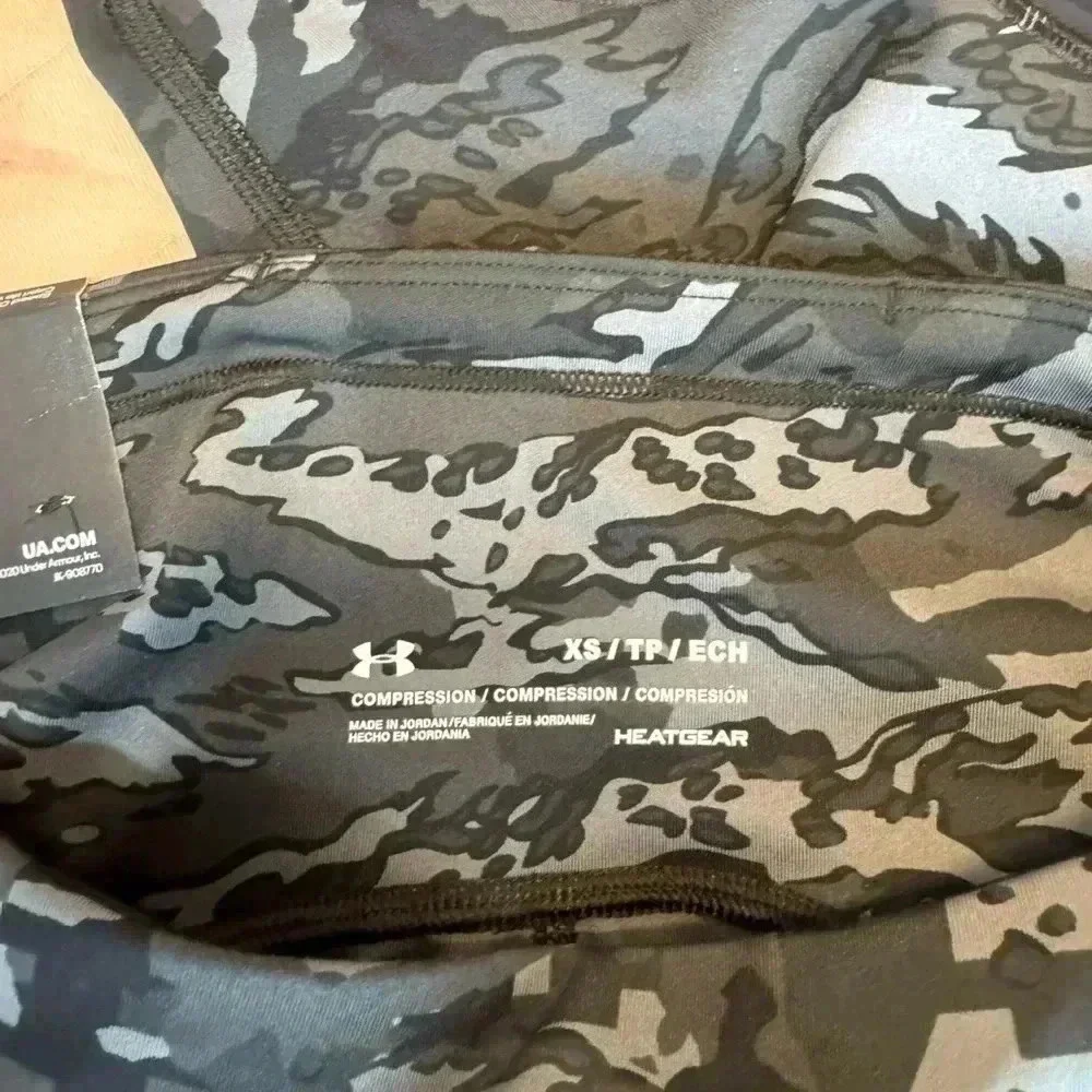 UnderArmour Black and White Print Compression Capri Leggings - Size XS